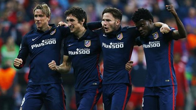Hráči Atlétika Madrid zleva Fernando Torres, Stefan Savič, Saúl Ňíguez a Teye Thomas se radují z postupu přes Bayern Mnichov. Hráči Atlétika Madrid zleva Fernando Torres, Stefan Savič, Saúl Ňíguez a Teye Thomas se radují z postupu přes Bayern Mnichov.