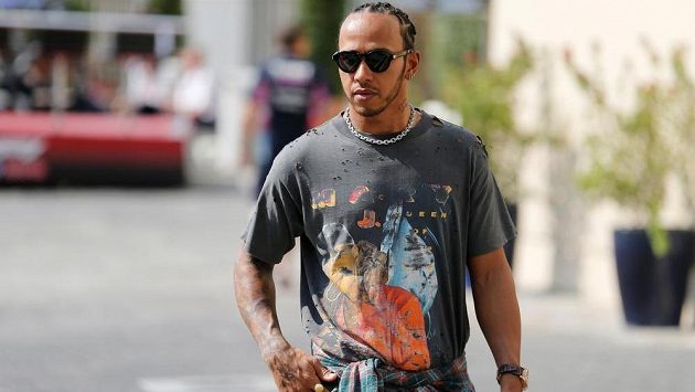 Mistr světa F1 Lewis Hamilton přislíbil výraznou finanční částkou pomoci Austrálii v boji s lesními požáry. Mistr světa F1 Lewis Hamilton přislíbil výraznou finanční částkou pomoci Austrálii v boji s lesními požáry.