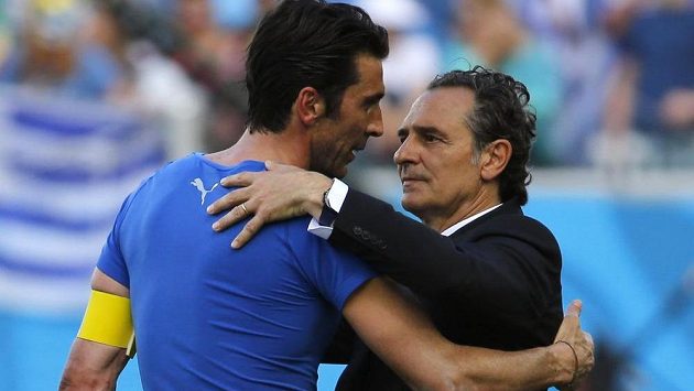 Kouč Cesare Prandelli (vpravo) s brankářem Buffonem. Kouč Cesare Prandelli (vpravo) s brankářem Buffonem.