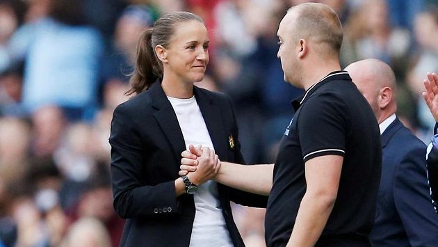 Manchester United vedla do zápasu trenérka Casey Stoneyová, na lavičce United měl hlavní slovo Nick Cushing. Manchester United vedla do zápasu trenérka Casey Stoneyová, na lavičce United měl hlavní slovo Nick Cushing.