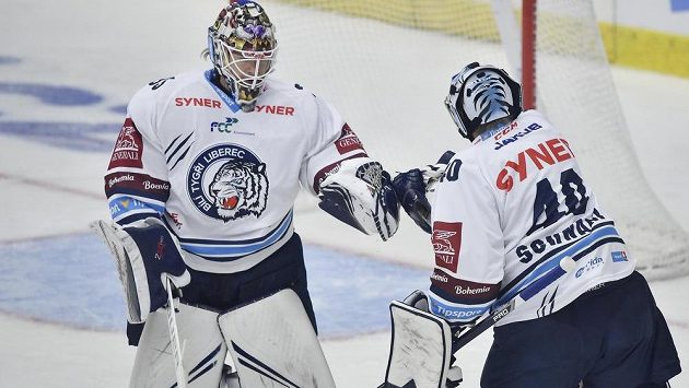 Střídání brankářů Liberce po třetím gólu, zleva odcházející Justin Peters a nastupující Marek Schwarz. Střídání brankářů Liberce po třetím gólu, zleva odcházející Justin Peters a nastupující Marek Schwarz.