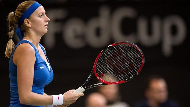 Petra Kvitová ve zápase Fed Cupu s Ruskou Marií Šarapovovou. Petra Kvitová ve zápase Fed Cupu s Ruskou Marií Šarapovovou.