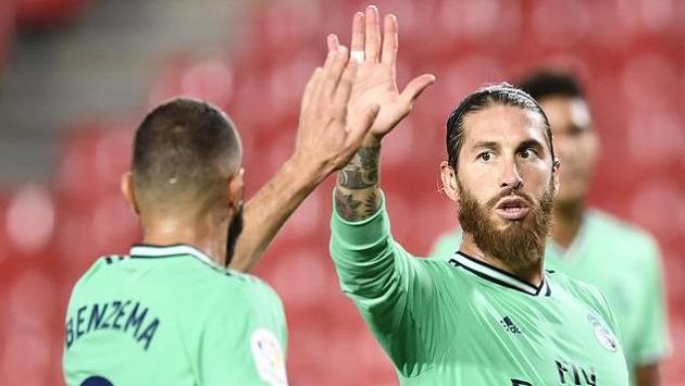 Karim Benzema a Sergio Ramos z Realu se radují při zápase s Granadou. Karim Benzema a Sergio Ramos z Realu se radují při zápase s Granadou.