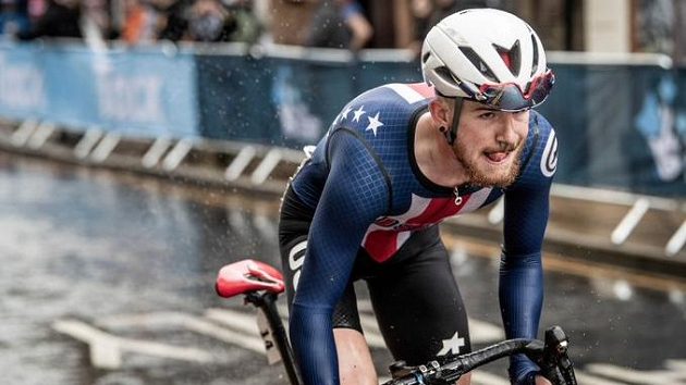 Mladého amerického cyklistu Quinna Simmonse stály vzkazy na sociálních sítích angažmá u stáje Trek-Segafredo. Mladého amerického cyklistu Quinna Simmonse stály vzkazy na sociálních sítích angažmá u stáje Trek-Segafredo.