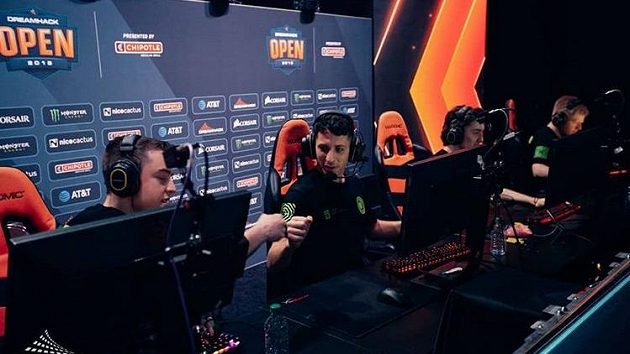 Kanadský hráč Counter-Striku Joshua „steel“ Nissan (uprostřed) a jeho tým Chaos. Zdroj: Instagram @joshnissan Kanadský hráč Counter-Striku Joshua „steel“ Nissan (uprostřed) a jeho tým Chaos. Zdroj: Instagram @joshnissan