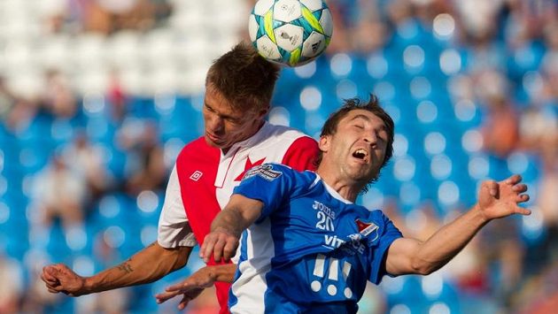 Jaromír Zmrhal ze Slavie (vlevo) v souboji s Davorem Kukecem z Baníku. Jaromír Zmrhal ze Slavie (vlevo) v souboji s Davorem Kukecem z Baníku.