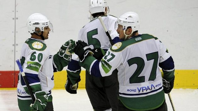 Tomáš Rolinek (vlevo) oslavuje se spoluhráči z Ufy vstřelený gól do prázdné branky Chomutova. Tomáš Rolinek (vlevo) oslavuje se spoluhráči z Ufy vstřelený gól do prázdné branky Chomutova.