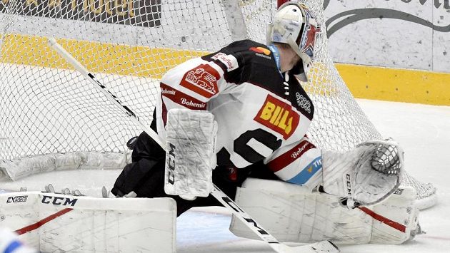 Brankář Sparty Alexander Salák inkasuje gól. Brankář Sparty Alexander Salák inkasuje gól.