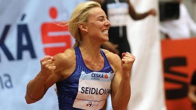 Klára Seidlová se raduje ze svého vyrovnaného českého rekordu na šedesátce. Klára Seidlová se raduje ze svého vyrovnaného českého rekordu na šedesátce.