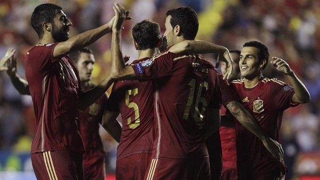 Fotbalisté Španělska slaví gól proti Makedonii. Fotbalisté Španělska slaví gól proti Makedonii.