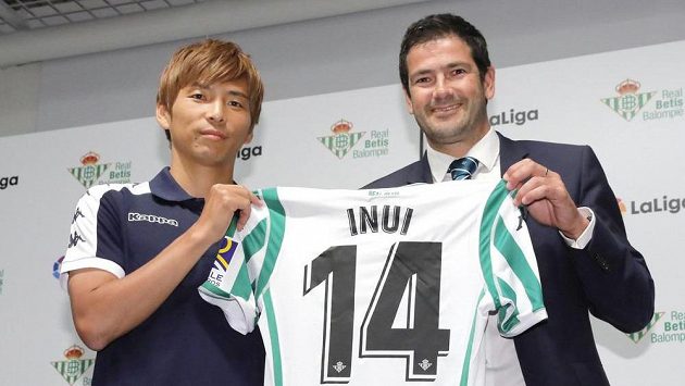Japonec Takaši Inui (vlevo) s generálním manažerem Betisu Ramonem Alarconem na španělském velvyslanectví v Tokiu pózuje s dresem svého nového klubu. Japonec Takaši Inui (vlevo) s generálním manažerem Betisu Ramonem Alarconem na španělském velvyslanectví v Tokiu pózuje s dresem svého nového klubu.