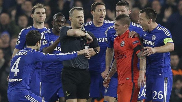Nizozemský sudí Björn Kuipers se v obklíčení hráčů Chelsea a Marca Verrattiho z PSG chystá vyloučit Zlatana Ibrahimovice (není na snímku). Nizozemský sudí Björn Kuipers se v obklíčení hráčů Chelsea a Marca Verrattiho z PSG chystá vyloučit Zlatana Ibrahimovice (není na snímku).