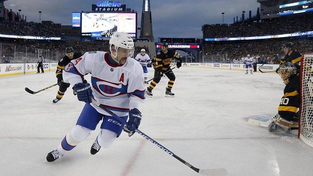 Montrealský útočník Tomáš Plekanec (vpředu) během zápasu s Bostonem. Vpravo je gólman Bruins Tuukka Rask. Montrealský útočník Tomáš Plekanec (vpředu) během zápasu s Bostonem. Vpravo je gólman Bruins Tuukka Rask.