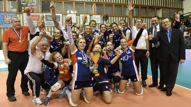 Volejbalistky Olomouce s pohárovou trofejí. Volejbalistky Olomouce s pohárovou trofejí.
