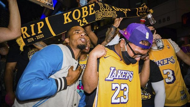 Fanoušci Los Angeles Lakers před nedávnem slavili triumf týmu v NBA, vzpomínají i na legendárního Kobeho Bryanta. Fanoušci Los Angeles Lakers před nedávnem slavili triumf týmu v NBA, vzpomínají i na legendárního Kobeho Bryanta.