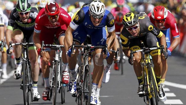 Marcel Kittel (uprostřed), jezdec stáje Etixx-Quickstep, zvítězil ve 4. etapě slavné Tour de France. Marcel Kittel (uprostřed), jezdec stáje Etixx-Quickstep, zvítězil ve 4. etapě slavné Tour de France.