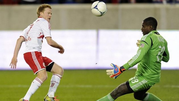 Gólman Bill Hamid krátce před faulem, za který byl vyloučen. Gólman Bill Hamid krátce před faulem, za který byl vyloučen.