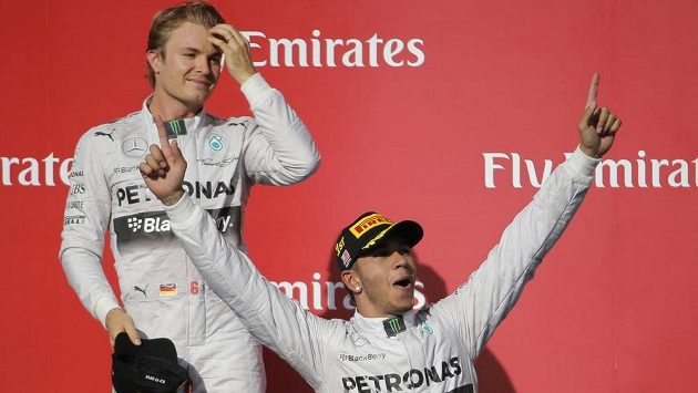 Britský jezdec Lewis Hamilton slaví vítězství ve Velké ceně USA před svým týmovým kolegou Nicem Rosbergem (vlevo). Britský jezdec Lewis Hamilton slaví vítězství ve Velké ceně USA před svým týmovým kolegou Nicem Rosbergem (vlevo).