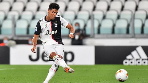 Hvězda Juventusu Cristiano Ronaldo proměňuje penaltu proti Laziu. Hvězda Juventusu Cristiano Ronaldo proměňuje penaltu proti Laziu.