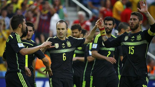 Španělští fotbalisté Andrés Iniesta (uprostřed) a Sergio Ramos (15) slaví branku Davida Villy (vlevo) v zápase proti Austrálii. Španělští fotbalisté Andrés Iniesta (uprostřed) a Sergio Ramos (15) slaví branku Davida Villy (vlevo) v zápase proti Austrálii.