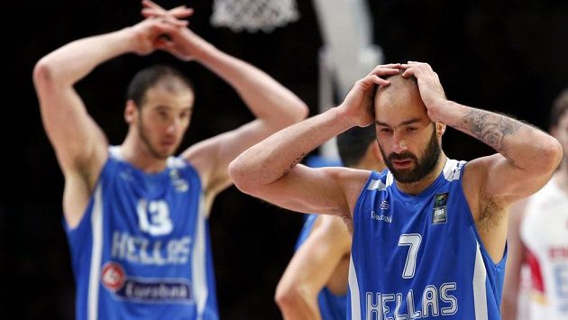 Smutní řečtí basketbalisté Vassilis Spanoulis (vpravo) a Kostas Koufos. Smutní řečtí basketbalisté Vassilis Spanoulis (vpravo) a Kostas Koufos.