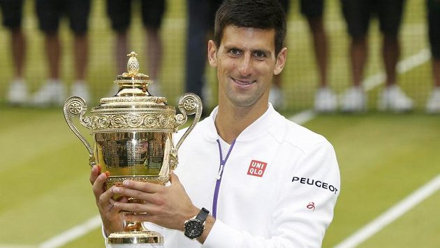 Srbský tenista Novak Djokovič s trofejí v londýnském All England Clubu. Srbský tenista Novak Djokovič s trofejí v londýnském All England Clubu.