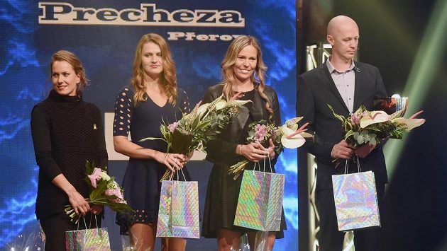 Zlatého kanára získalo Fedcupové družstvo ČR. Zleva jsou Barbora Strýcová, Lucie Šafářová, Lucie Hradecká a nehrající kapitán Petr Pála. Zlatého kanára získalo Fedcupové družstvo ČR. Zleva jsou Barbora Strýcová, Lucie Šafářová, Lucie Hradecká a nehrající kapitán Petr Pála.