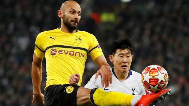 Omer Toprak z Borussia Dortmund v akci s fotbalistou Tottenhamu Sonem v utkání Ligy mistrů. Omer Toprak z Borussia Dortmund v akci s fotbalistou Tottenhamu Sonem v utkání Ligy mistrů.