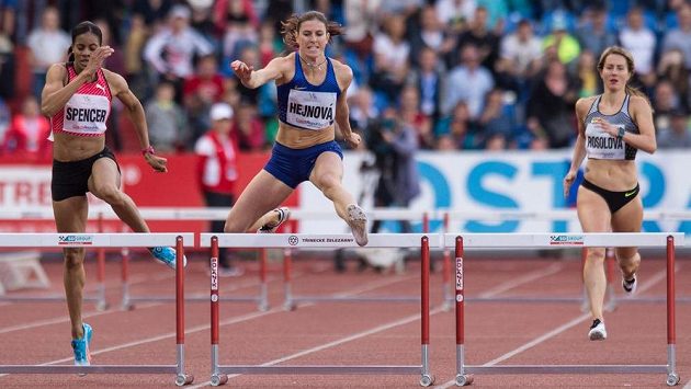 Zuzana Hejnová (uprostřed), Kaliese Spencerová (vlevo) a Denisa Rosolová při Zlaté tretře. Zuzana Hejnová (uprostřed), Kaliese Spencerová (vlevo) a Denisa Rosolová při Zlaté tretře.