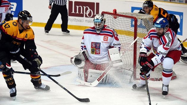 Český obránce Michal Kempný (vpravo) a německý útočník Christoph Ullmann před brankářem Pavlem Francouzem. Český obránce Michal Kempný (vpravo) a německý útočník Christoph Ullmann před brankářem Pavlem Francouzem.