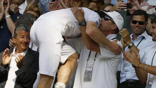 Britský tenista Andy Murray v objetí s koučem Ivanem Lendlem po vítězství ve finále Wimbledonu. Britský tenista Andy Murray v objetí s koučem Ivanem Lendlem po vítězství ve finále Wimbledonu.
