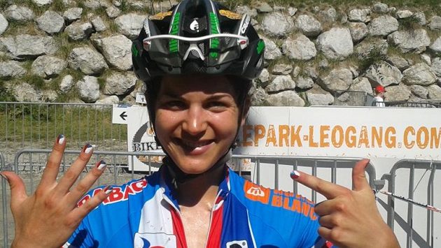 Tereza Huříková s radostí ukazuje svůj výsledek na mistrovství světa. Nehty si tradičně nalakovala do národních barev. Tereza Huříková s radostí ukazuje svůj výsledek na mistrovství světa. Nehty si tradičně nalakovala do národních barev.