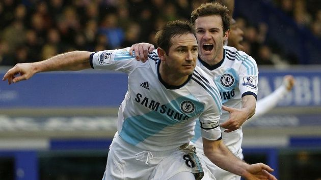 Dvojice Lampard - Mata (v pozadí) slaví vítěznou trefu anglického záložníka nad Evertonem. Dvojice Lampard - Mata (v pozadí) slaví vítěznou trefu anglického záložníka nad Evertonem.