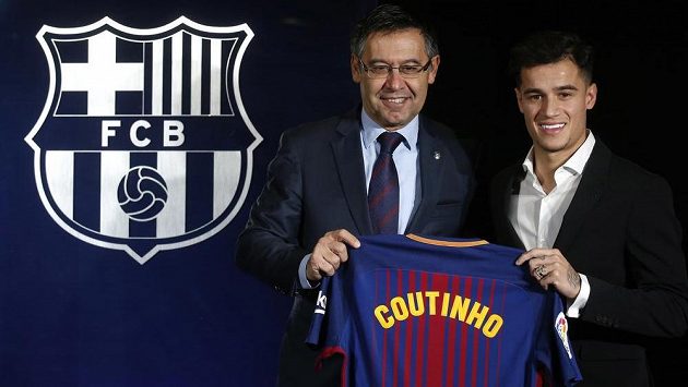 Nová posila Barcelony Philippe Coutinho (vpravo) pózuje s dresem.