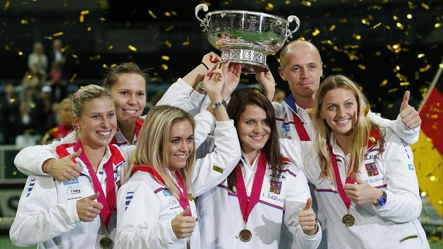 Český tým (zleva) Andrea Hlaváčková, Lucie Hradecká, Klára Koukalová, Lucie Šafářová, nehrající kapitán Petr Pála a Petra Kvitová s trofejí. Český tým (zleva) Andrea Hlaváčková, Lucie Hradecká, Klára Koukalová, Lucie Šafářová, nehrající kapitán Petr Pála a Petra Kvitová s trofejí.