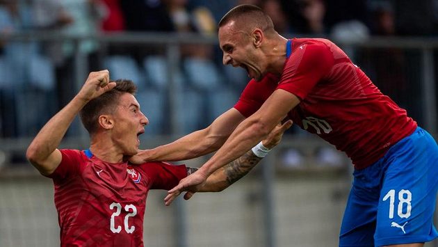 Střelec prvního českého gólu Antonín Vaníček (vlevo) přijímá gratulace od Denise Granečného. Střelec prvního českého gólu Antonín Vaníček (vlevo) přijímá gratulace od Denise Granečného.