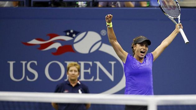 Radost Petry Cetkovské po posledním míčku v zápase s Dánkou Caroline Wozniackou na US Open. Radost Petry Cetkovské po posledním míčku v zápase s Dánkou Caroline Wozniackou na US Open.