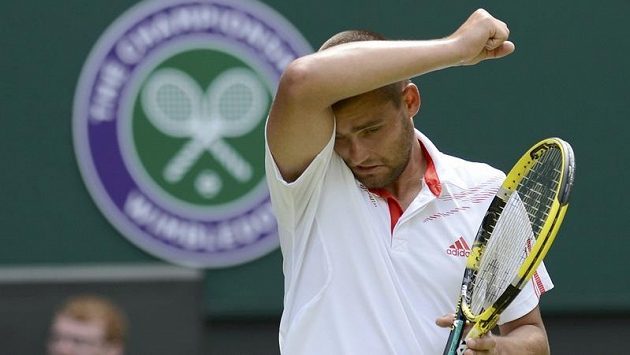 Michail Južnyj během zápasu s Federerem. Michail Južnyj během zápasu s Federerem.