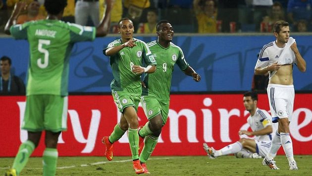 Nigérijský střelec Peter Odemwingie (číslo 8) slaví gól do sítě Bosny a Hercegoviny. Nigérijský střelec Peter Odemwingie (číslo 8) slaví gól do sítě Bosny a Hercegoviny.