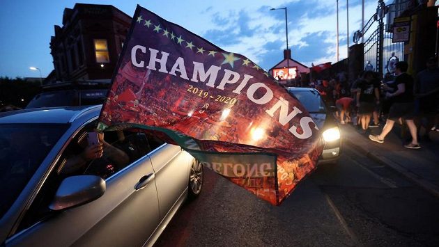 Mistři! Liverpool ovládl nejvyšší anglickou fotbalovou soutěž po 30 letech. Mistři! Liverpool ovládl nejvyšší anglickou fotbalovou soutěž po 30 letech.