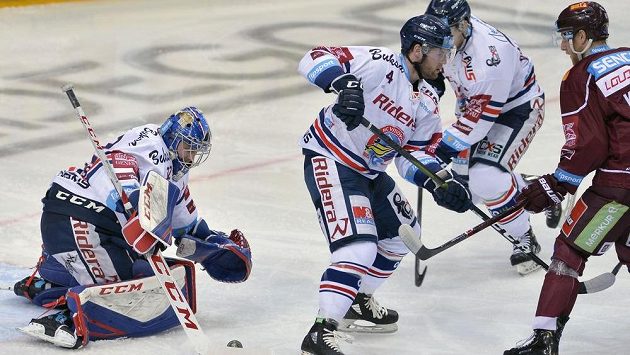 Zprava Lukáš Pech ze Sparty, Petr Šidlík z Vítkovic a brankář Vítkovic Patrik Bartošák. Zprava Lukáš Pech ze Sparty, Petr Šidlík z Vítkovic a brankář Vítkovic Patrik Bartošák.