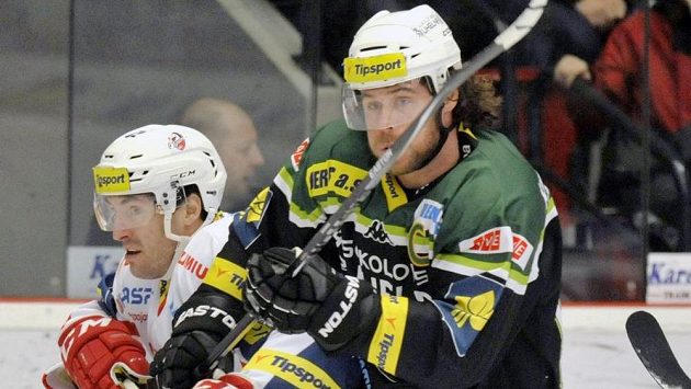 Pardubický Petr Čáslava (vlevo) v souboji s karlovarským Radkem Dudou. Pardubický Petr Čáslava (vlevo) v souboji s karlovarským Radkem Dudou.