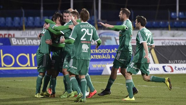 Fotbalisté Příbrami se radují z gólu na trávníku v Jihlavě. Fotbalisté Příbrami se radují z gólu na trávníku v Jihlavě.