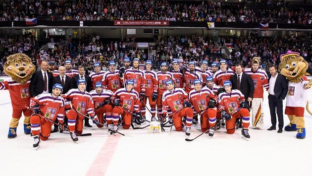 Český hokejový tým s trofejí za vítězství v turnaji Carlson Hockey Games. Český hokejový tým s trofejí za vítězství v turnaji Carlson Hockey Games.