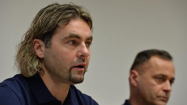 Manažer týmu hokejistek David Moravec, vpravo trenér Jiří Vozák. Manažer týmu hokejistek David Moravec, vpravo trenér Jiří Vozák.