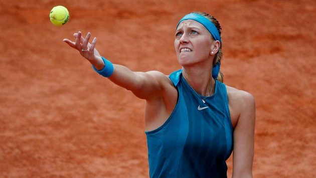 Česká tenistka Petra Kvitová servíruje proti Anett Kontaveitové ve 3. kole Roland Garros. Česká tenistka Petra Kvitová servíruje proti Anett Kontaveitové ve 3. kole Roland Garros.