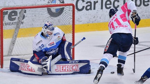 Brankář Brna Karel Vejmelka zasahuje před libereckým útočníkem Jakubem Valským. Brankář Brna Karel Vejmelka zasahuje před libereckým útočníkem Jakubem Valským.