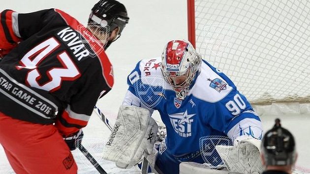 Jan Kovář se snaží při Utkání hvězd KHl překonat brankáře Západu Ilju Sorokina. Jan Kovář se snaží při Utkání hvězd KHl překonat brankáře Západu Ilju Sorokina.