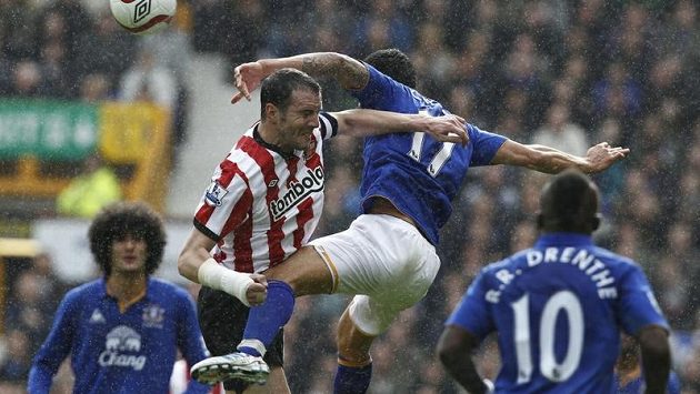 Hráč Sunderlandu John O´Shea (v pruhovaném) bojuje o míč proti Timu Cahillovi z Evertonu během utkání FA Cupu. Hráč Sunderlandu John O´Shea (v pruhovaném) bojuje o míč proti Timu Cahillovi z Evertonu během utkání FA Cupu.