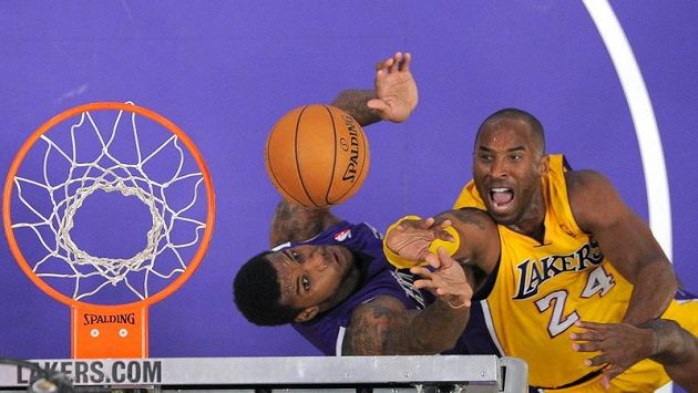 Kobe Bryant (vpravo) a Thomas Robinson ze Sacramenta Kobe Bryant (vpravo) a Thomas Robinson ze Sacramenta